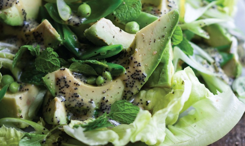 Salade van avocado, sugarsnaps en munt met maanzaaddressing